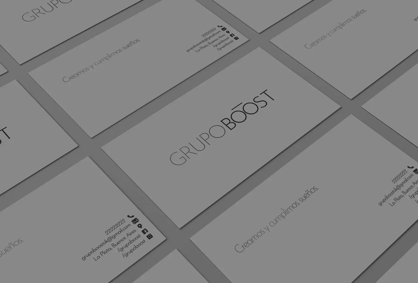 Tarjetas frente y dorso de Grupo Boost, dispuestas sobre una mesa, representando el trabajo de Papelería Institucional que se incluye en el trabajo de Branding
